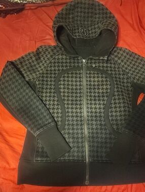 lululemon athletica Women’s Black Houndstooth Zip Hoodie Size 12